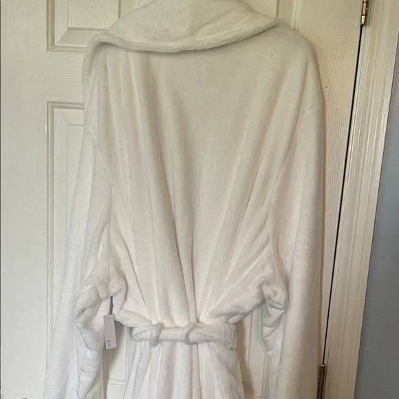 Amazon Essentials Soft Cream Robe - Picture 4 of 5
